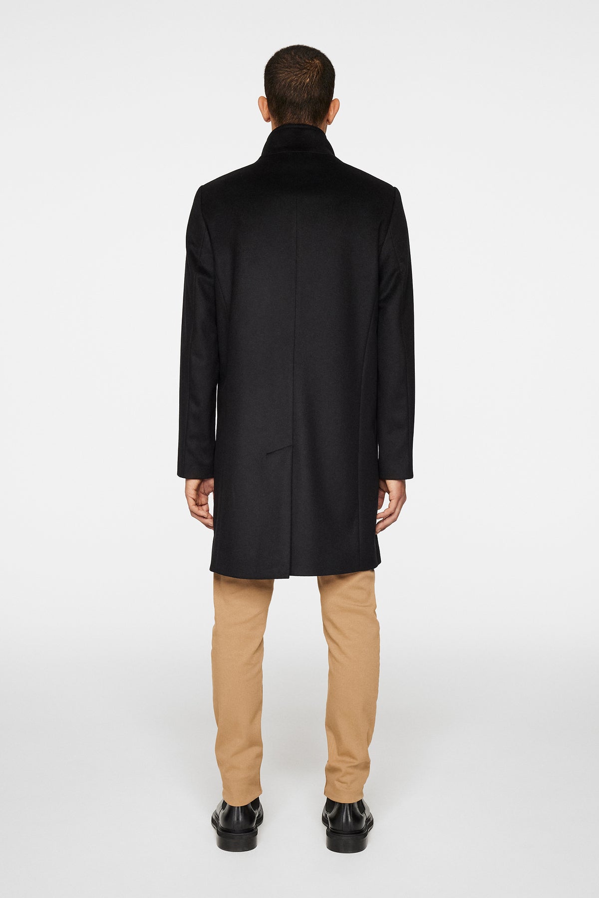 Jesse Melton Cashmere coat in Black by J.Lindeberg