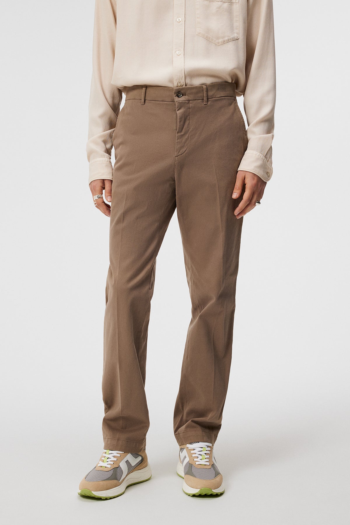 Lois Twill Flex Pants in Walnut by J.Lindeberg