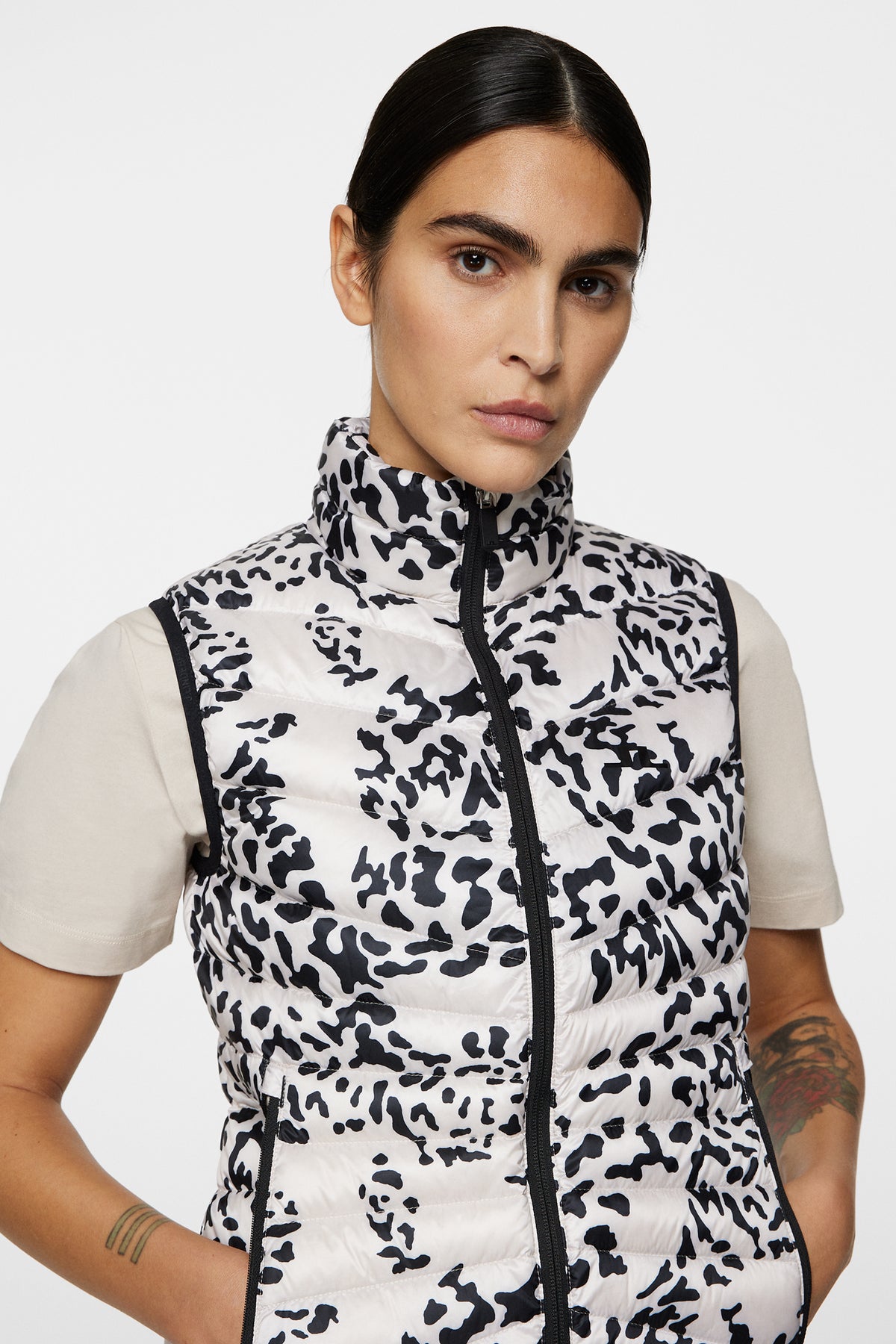 Lara Light Down Vest Print in Snake Rock Moonbeam M by J.Lindeberg
