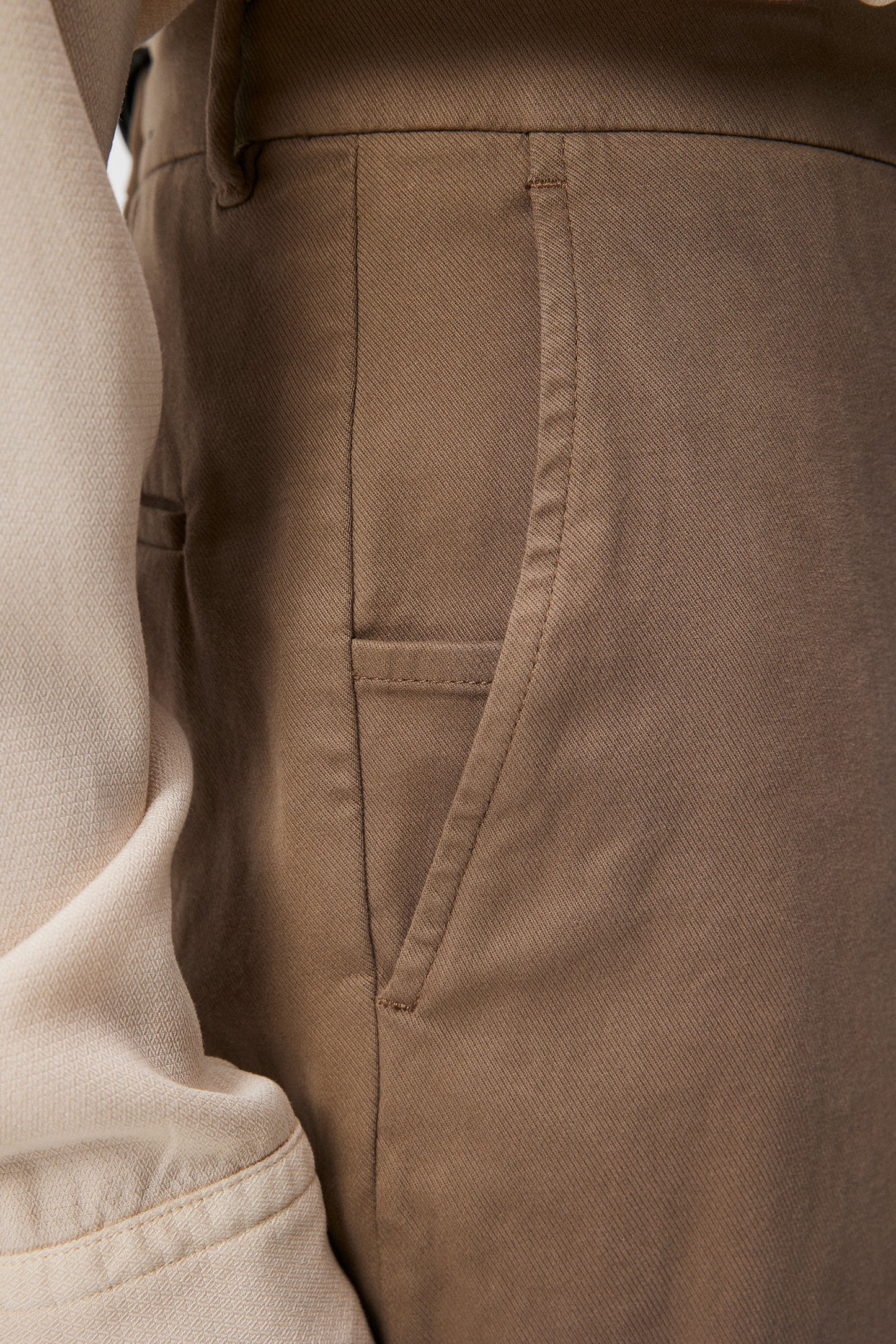Lois Twill Flex Pants in Walnut by J.Lindeberg