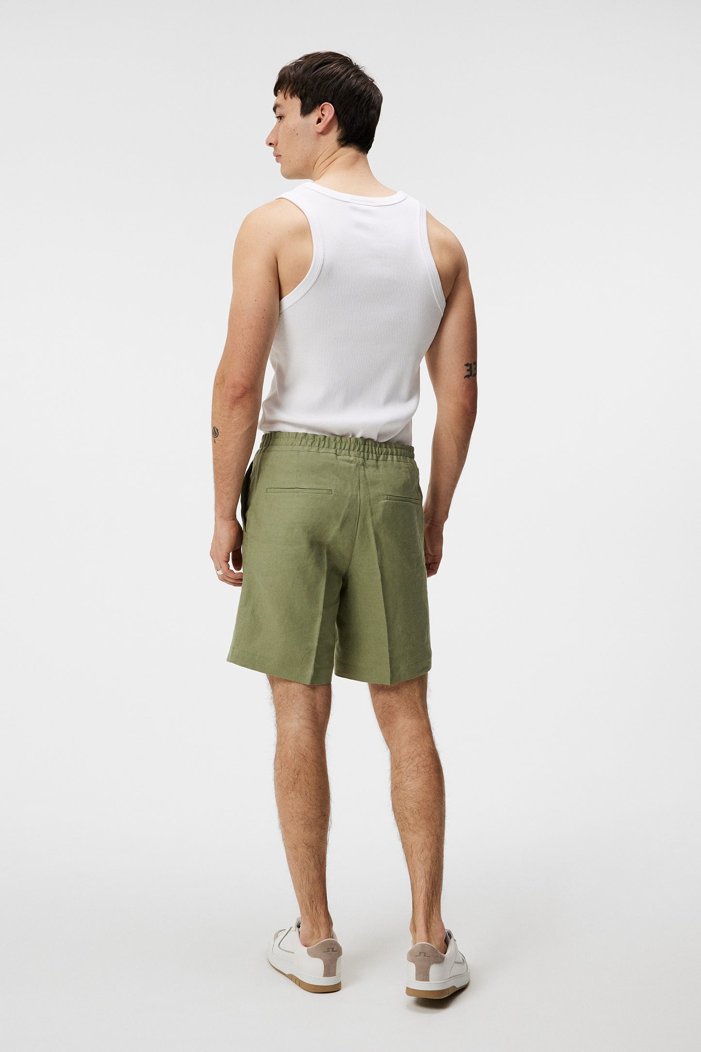 Baron Linen Shorts in Oil Green by J.Lindeberg